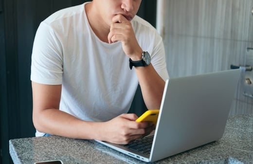 Alleen_achter_de_computer