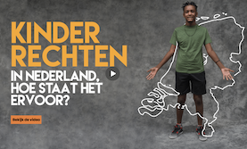 Beginbeeld van de video van het Kinderrechten in beweging onderzoek met een tekening van Nederland in witte lijnen op een grijze achtergrond en een lachende zwarte jongen die een vragend gebaar maakt